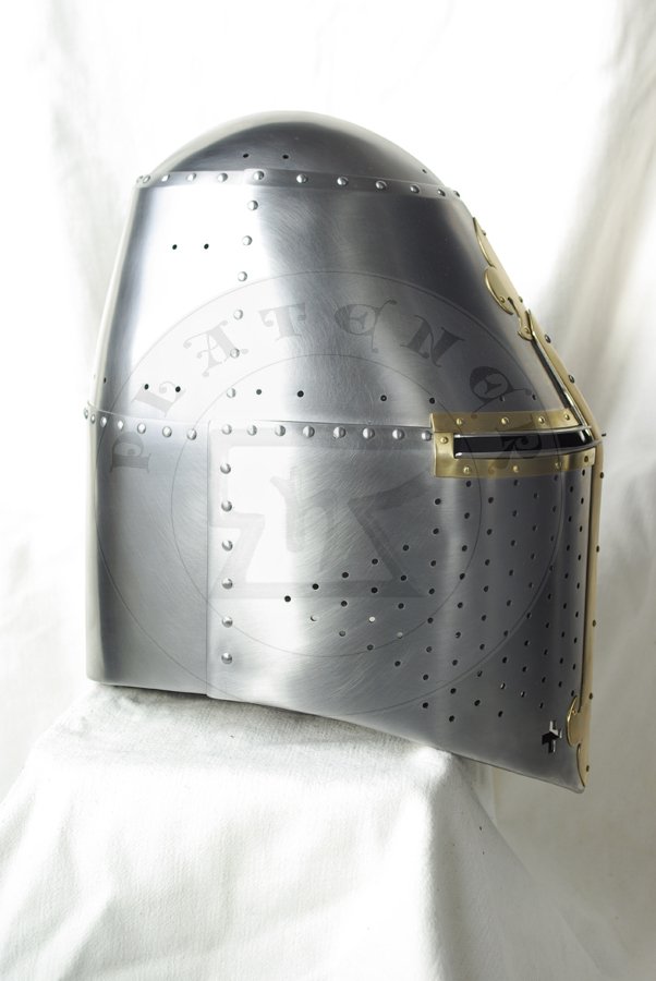 Hem wielki datowany na poow XIV wieku. Hartowany i odpuszczany do twardoci 30 HRC./Great helm dated for half of XIV c. Heat hardened and tempered up to 30 HRC.